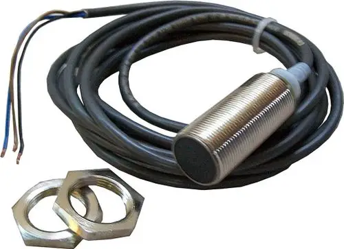 BOSCH Näherungssensor mit Metallgehäuse und Kabel, ausgestattet mit drei Anschlussdrähten. Enthalten sind zwei Befestigungsmuttern.